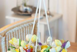 Anleitung für marmorierte Eier-Vasen im Oster-Hängekranz