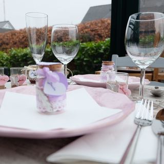 Wedding: Guest gift glass bottle with wedding almonds