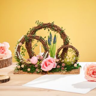 Floristisches Gesteck mit Weinrebenkr&auml;nzen