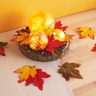 Herbstliche Lichtkugeln basteln