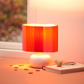 Lampe mit Wolle bespanntem Schirm