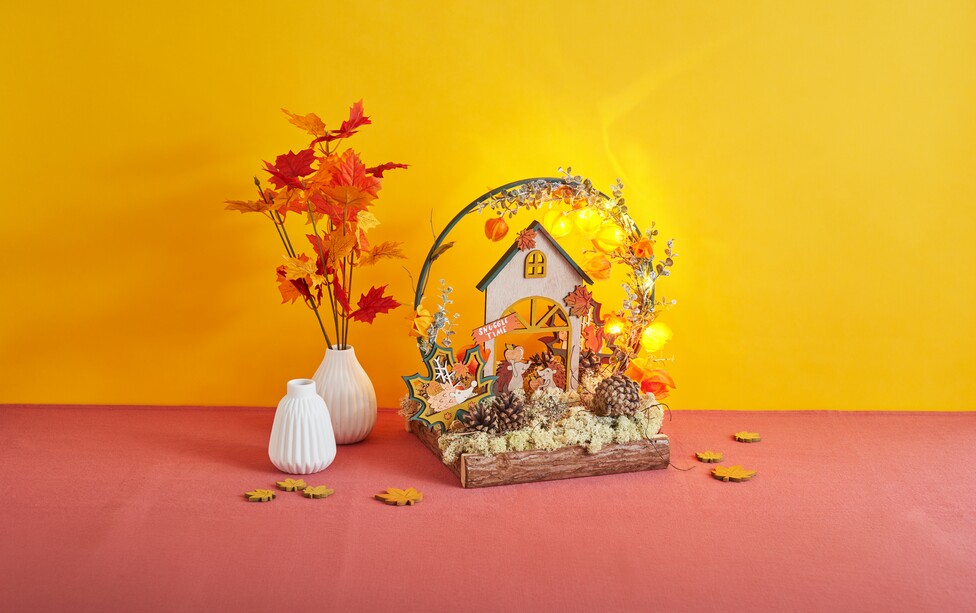 Herbstliches Haus mit beleuchtetem Deko-Ring