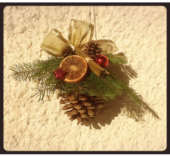 73_Nadou_Pomme de pin en habit de noël