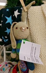 Mit Handarbeit Kindern helfen anl&auml;sslich des Tags der Handarbeit