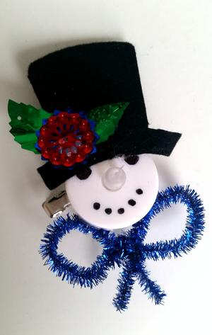 Schneemann Brosche selber machen mit leuchtender Nase Schneemann aus LED Teelicht. Kostenlose Anleitung