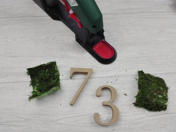 Make your own spring door wreath - numbers and moss