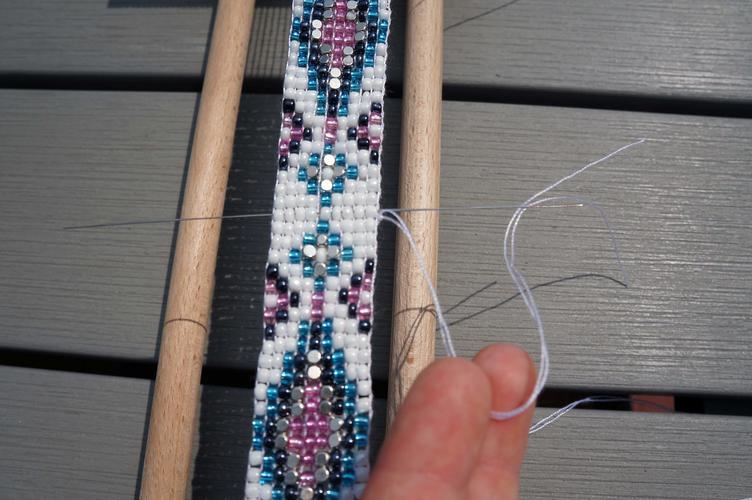 DIY: Festivalarmbänder aus Perlen weben VBS Hobby