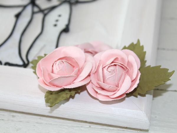 Attach roses and decorations to the frame!