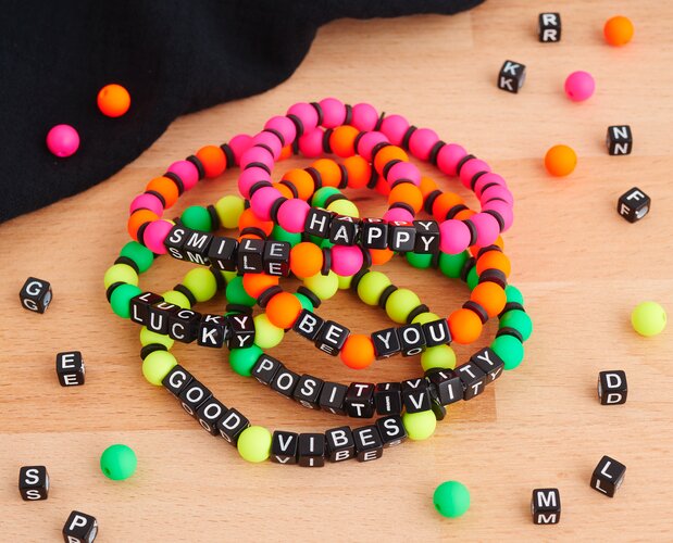 neon-armbänder mit botschaft