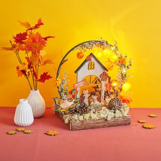 Herbstliches Haus mit beleuchtetem Deko-Ring