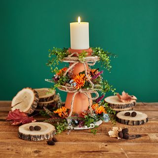 Herbst-Etagere mit Terrakottat&ouml;pfen und Birkenscheiben