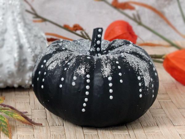 Schwarze Kürbisse zu Halloween mit glitzer