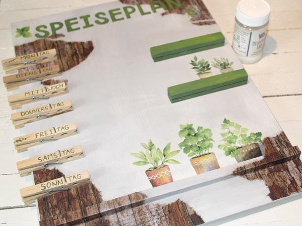 Zaunlatten und Klammern auf die Grundplatte kleben
