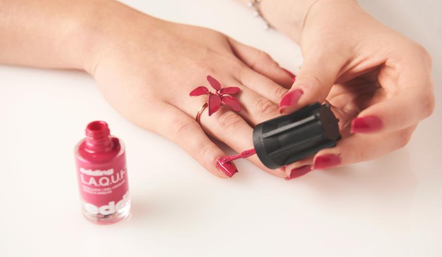 Nägel lackieren mit dem Edding Nagellack Optional