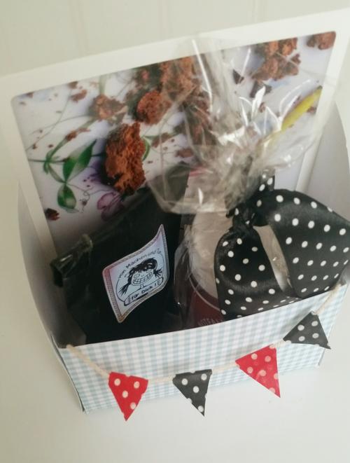 Geschenkbox selber basteln mit Schablonen