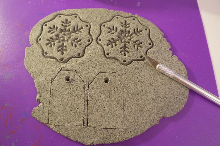 Stoneplast Geschenkanhänger Formen stempeln und ausschneiden